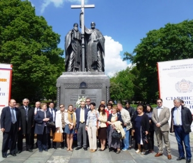 В Москве болгары отметили 24 мая у памятника Кирилла и Мефодия