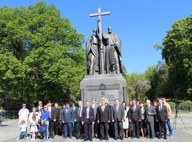 Българите в Москва отбелязаха 24 май пред паметника на Кирил и Методий