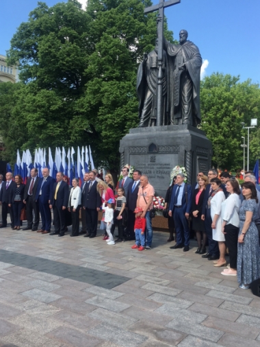 Българите в Москва отбелязаха 24 май пред паметника на Кирил и Методий